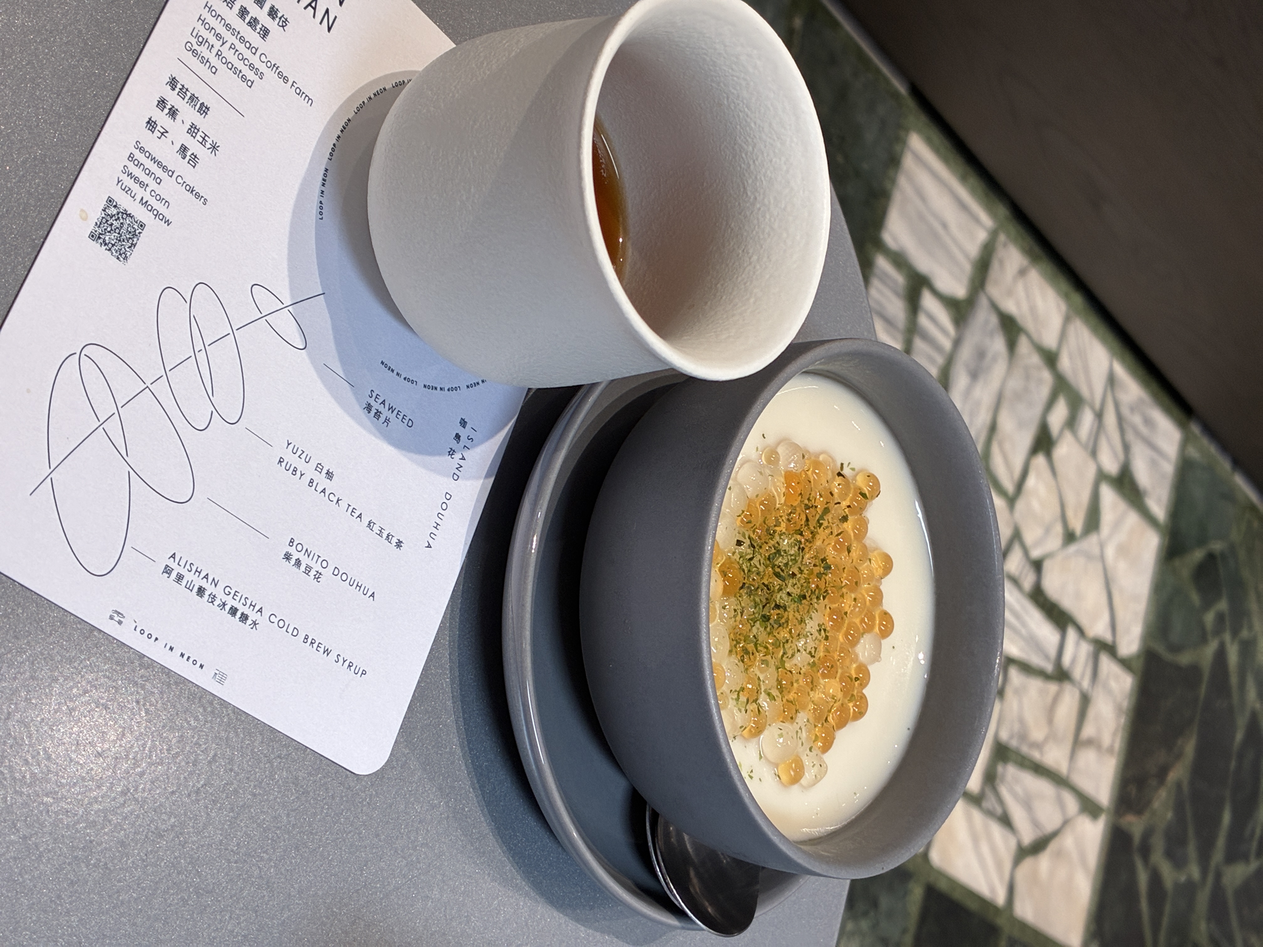 LOOP IN NEON - 咖島花